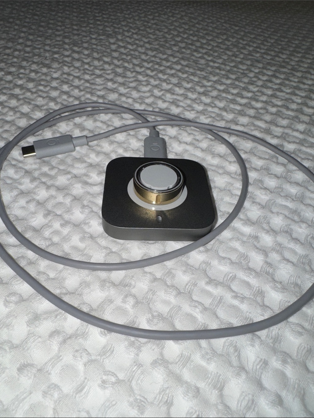 Oura Ring Gen 4 Gold Size 7 with Charging Deck